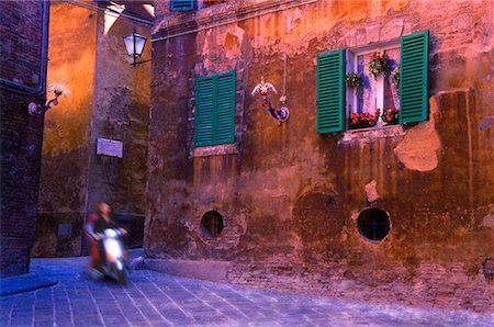 simsearch:700-00365663,k - Straßenszene mit Menschen auf Roller, Siena, Toskana, Italien Stockbilder - Lizenzpflichtiges, Bildnummer: 700-00043174