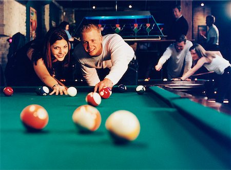 salle de billard - Couple jouant piscine Photographie de stock - Rights-Managed, Code: 700-00043414