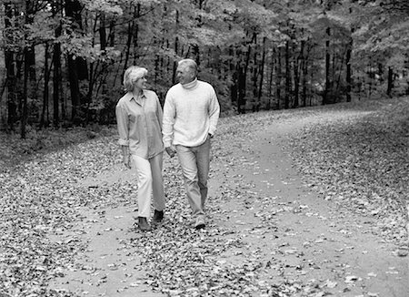 Couple d'âge mûr marchant sur le chemin main dans la main à l'automne Photographie de stock - Rights-Managed, Code: 700-00054151