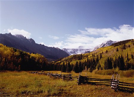 simsearch:700-00269289,k - Vue du paysage avec des montagnes, arbres et clôture en automne au Colorado, USA Photographie de stock - Rights-Managed, Code: 700-00054482