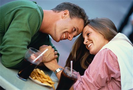 simsearch:700-01607173,k - Couple Face à Face à Table avec frites et boissons en plein air Photographie de stock - Rights-Managed, Code: 700-00054502