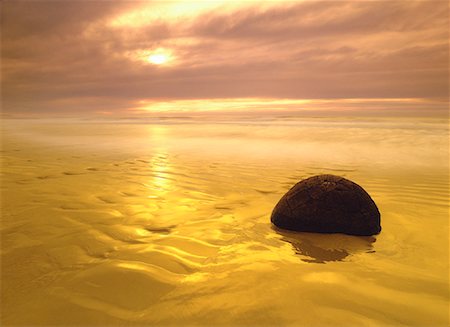 Moeraki Boulder in Water at Sunset South Island, New Zealand Foto de stock - Con derechos protegidos, Código: 700-00054685