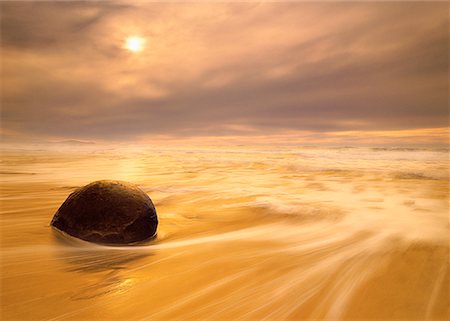Moeraki Boulder dans l'eau au coucher du soleil South Island, Nouvelle-Zélande Photographie de stock - Rights-Managed, Code: 700-00054686