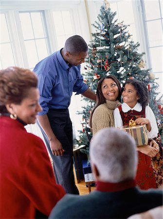 Family Gathered near Christmas Tree Foto de stock - Con derechos protegidos, Código: 700-00055075