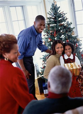 Family Gathered near Christmas Tree Foto de stock - Con derechos protegidos, Código: 700-00055079