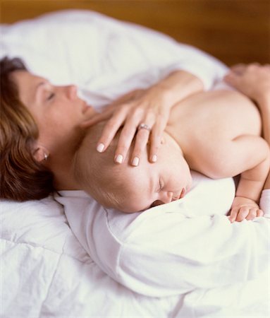 simsearch:700-00560690,k - Mother Lying on Bed with Baby Foto de stock - Con derechos protegidos, Código: 700-00055244