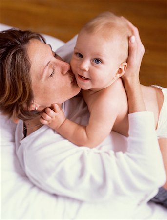 simsearch:700-00055245,k - Mère embrassant bébé Photographie de stock - Rights-Managed, Code: 700-00055245