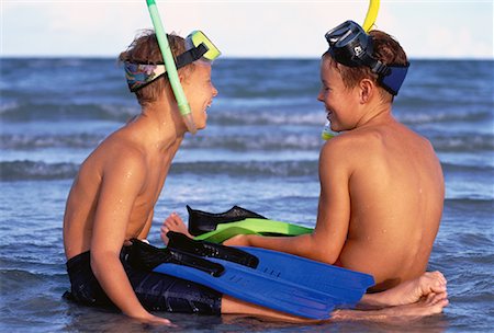 simsearch:700-00478593,k - Two Boys in Swimwear, Sitting on Beach with Snorkeling Gear Foto de stock - Direito Controlado, Número: 700-00055536