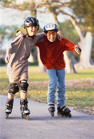 Deux garçons patin à roues alignées Photographie de stock - Rights-Managed, Code: 700-00055630
