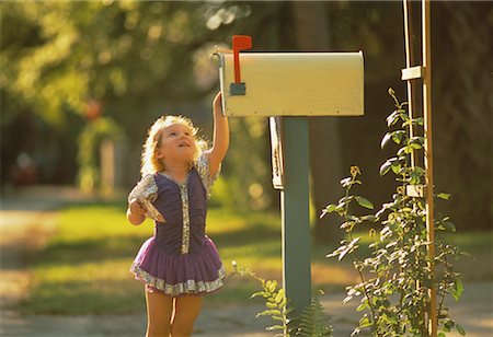 Girl Reaching for Mailbox Foto de stock - Con derechos protegidos, Código: 700-00055807