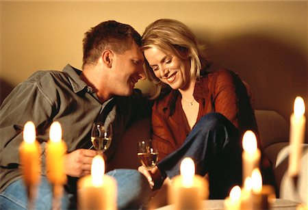 simsearch:700-00038851,k - Couple assis sur le canapé avec des verres de vins et allumés des bougies Photographie de stock - Rights-Managed, Code: 700-00055955