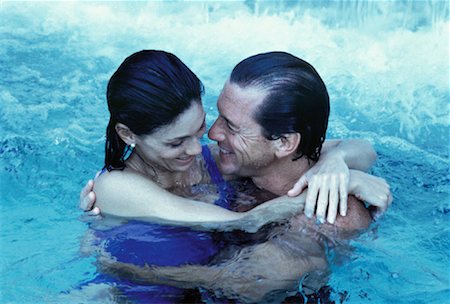 simsearch:700-00056071,k - Mature Couple embrasser dans la piscine Photographie de stock - Rights-Managed, Code: 700-00055990