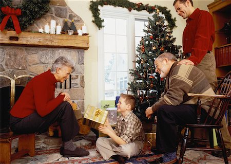 Family Gathered Around Christmas Tree Foto de stock - Con derechos protegidos, Código: 700-00056028