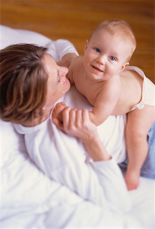 simsearch:700-00074987,k - Overead View of Mother Lying on Bed with Baby Stock Photo - Rights-Managed, Code: 700-00056085