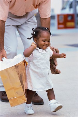 Père fille aidant à marcher avec le sac Shopping en plein air Photographie de stock - Rights-Managed, Code: 700-00056177