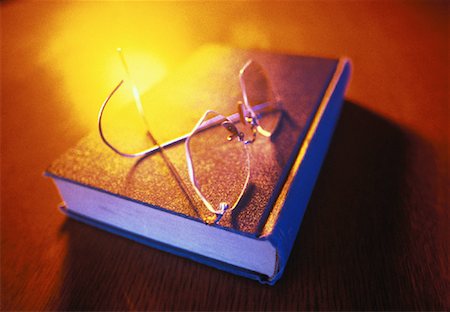 Eyeglasses on Book Foto de stock - Con derechos protegidos, Código: 700-00056280