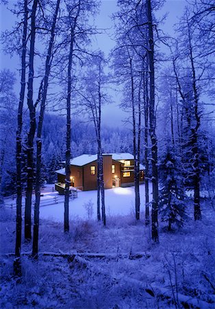 simsearch:873-06440388,k - Haus im Wald im Winter Stockbilder - Lizenzpflichtiges, Bildnummer: 700-00056515