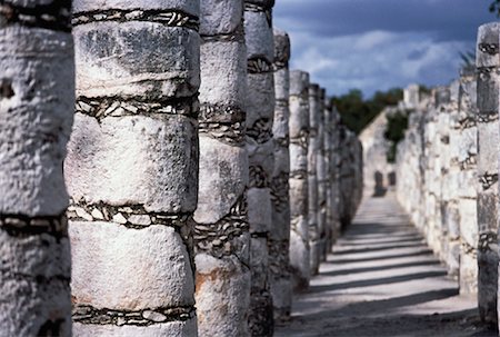 patio de las mil columnas - Row of Columns at The Plaza of The Thousand Columns Chichen Itza, Yucatan, Mexico Foto de stock - Con derechos protegidos, Código: 700-00056565