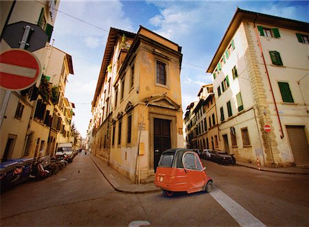 simsearch:700-00438986,k - Voitures sur les routes étroites Florence, Toscane, Italie Photographie de stock - Rights-Managed, Code: 700-00056612