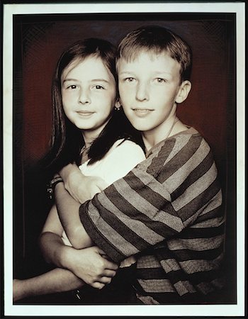 family portraits in frames - Portrait de garçon et fille embrassant Photographie de stock - Rights-Managed, Code: 700-00056739
