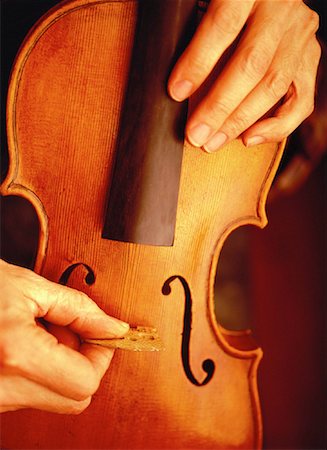 Mains du luthier fabrication violon Photographie de stock - Rights-Managed, Code: 700-00056859