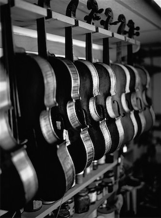 Row of Violins in Luthier's Workshop Foto de stock - Con derechos protegidos, Código: 700-00056866