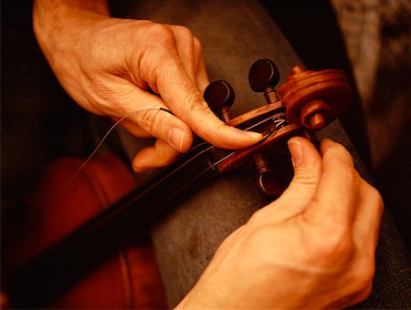 simsearch:700-00056854,k - Der Gitarrenbauer Händen Violine Streicher anziehen Stockbilder - Lizenzpflichtiges, Bildnummer: 700-00056860