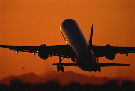 simsearch:700-00197436,k - Avion qui décollait au coucher du soleil Photographie de stock - Rights-Managed, Code: 700-00057023