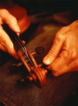 Close-Up of Luthier's Hands Tuning Violin Foto de stock - Con derechos protegidos, Código: 700-00057086