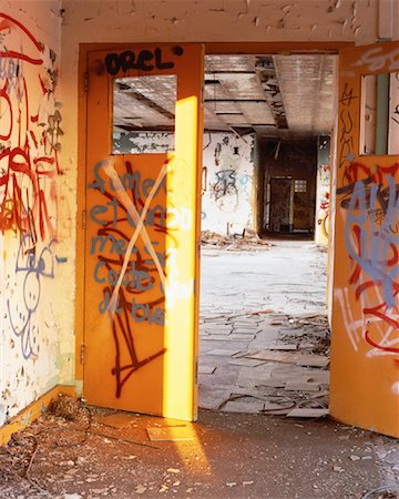 simsearch:700-00164236,k - Graffiti and Doorway in Abandoned Warehouse Foto de stock - Direito Controlado, Número: 700-00057459