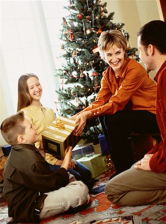 Family Gathered Around Christmas Tree, Exchanging Gifts Foto de stock - Con derechos protegidos, Código: 700-00057510