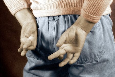 Close-Up of Child Crossing Fingers Behind Back Foto de stock - Con derechos protegidos, Código: 700-00057565