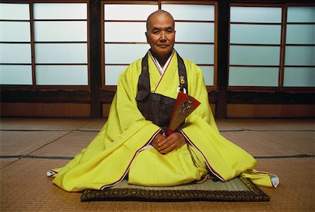 simsearch:700-00768532,k - Portrait de moine assis dans la pagode, Holding Fan, Japon Photographie de stock - Rights-Managed, Code: 700-00057663