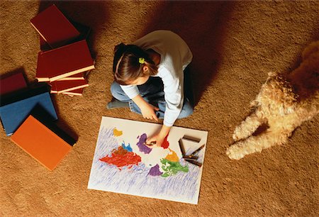 simsearch:700-00453460,k - Vue de la jeune fille assise sur la carte de coloration du plancher avec chien Photographie de stock - Rights-Managed, Code: 700-00057818