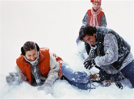 pelea de bolas de nieve - Family Having Snowball Fight Foto de stock - Con derechos protegidos, Código: 700-00057900