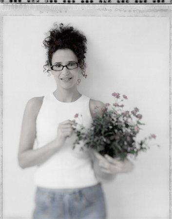 simsearch:700-00062242,k - Portrait de femme tenant une plante en pot Photographie de stock - Rights-Managed, Code: 700-00057903