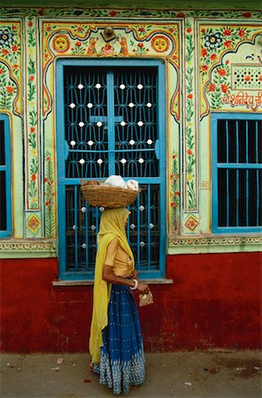 simsearch:700-00085887,k - Frau trägt Korb auf dem Kopf Rajasthan, Ajmer, Indien Stockbilder - Lizenzpflichtiges, Bildnummer: 700-00057962