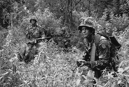 Soldiers Wearing Camouflage Carrying Weapons in Jungle Foto de stock - Con derechos protegidos, Código: 700-00058032