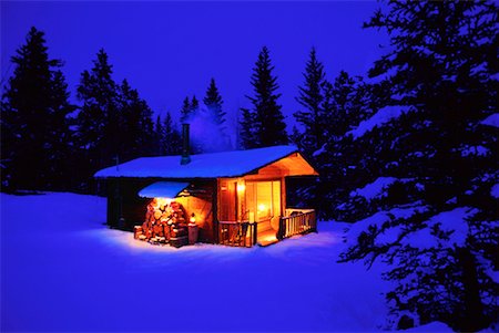 Snow Covered Cabin in Winter at Night Foto de stock - Con derechos protegidos, Código: 700-00058069