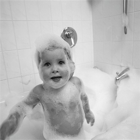 simsearch:700-01695379,k - Enfant dans la baignoire, couvert de bulles Photographie de stock - Rights-Managed, Code: 700-00058342