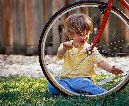 Garçon jouant avec pneu de vélo, en plein air Photographie de stock - Rights-Managed, Code: 700-00058581