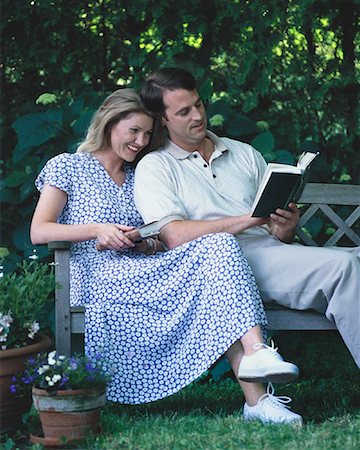 Couple Sitting on Bench Reading Books Outdoors Foto de stock - Con derechos protegidos, Código: 700-00058773