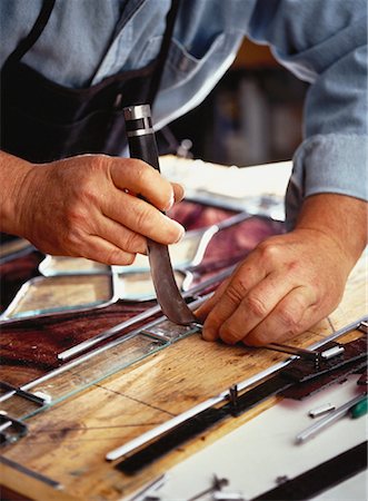 stained glass craftsman - Gros plan des mains de homme tête de coupe est venu pour le vitrail Photographie de stock - Rights-Managed, Code: 700-00058844