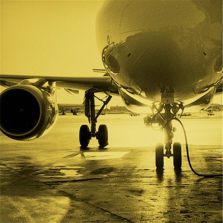 Close-Up of Airplane on Tarmac Foto de stock - Con derechos protegidos, Código: 700-00059259