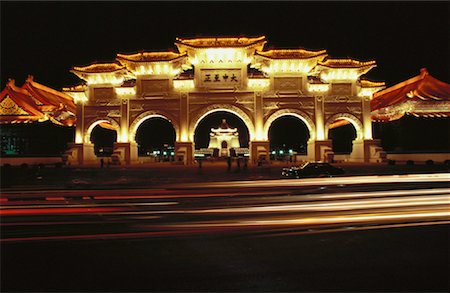 Das Chiang Kai Shek Memorial bei Nacht mit Licht Trails Taipei, Taiwan Stockbilder - Lizenzpflichtiges, Bildnummer: 700-00059291