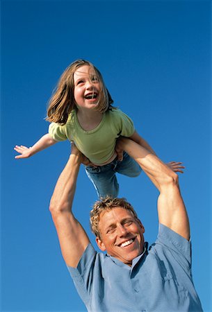 Vater heben Tochter in Luft im freien Stockbilder - Lizenzpflichtiges, Bildnummer: 700-00059505