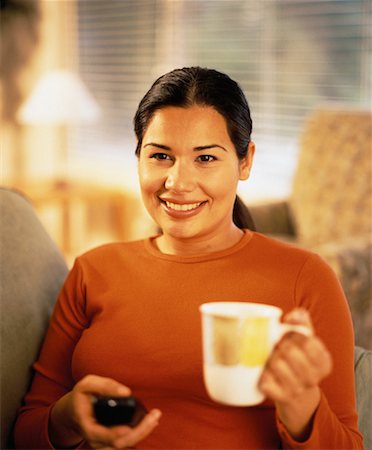 Femme regardant la télévision Holding Mug Photographie de stock - Rights-Managed, Code: 700-00059728