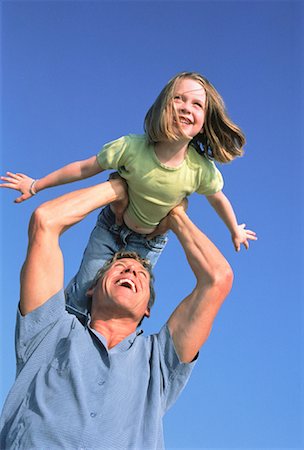 Vater Holding-Tochter über Kopf im freien Stockbilder - Lizenzpflichtiges, Bildnummer: 700-00059997