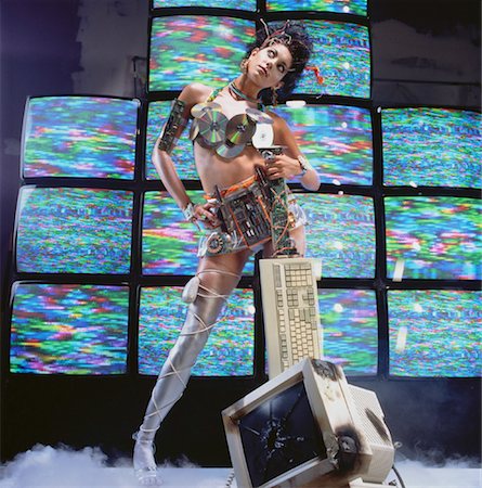 Frau in Computer Kostüm vor Monitoren Stockbilder - Lizenzpflichtiges, Bildnummer: 700-00050031