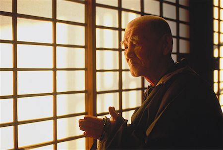 simsearch:700-00768532,k - Mature moine bouddhiste près de fenêtre Japon Photographie de stock - Rights-Managed, Code: 700-00050126